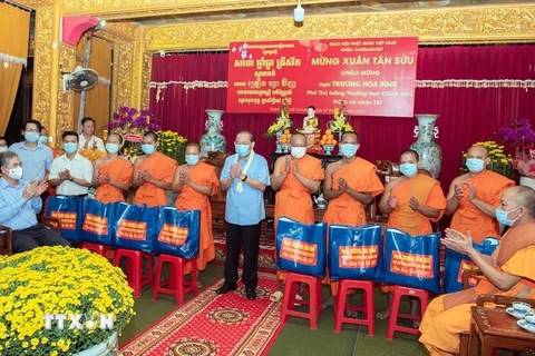 Phó Thủ tướng Thường trực tặng quà Tết cho đồng bào Khmer tại TP.HCM