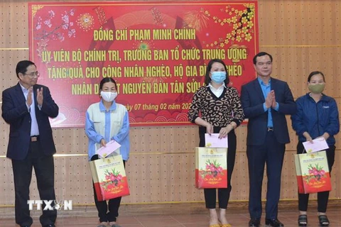Trưởng Ban Tổ chức Trung ương thăm, tặng quà Tết tại tỉnh Hòa Bình