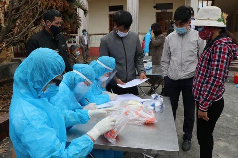 Lấy mẫu xét nghiệm SARS-CoV-2 cho người dân tại xã Hưng Đạo, thành phố Chí Linh chiều 28/1. (Ảnh: Mạnh Minh- TTXVN)