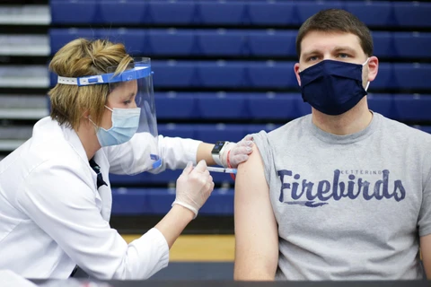 Tiêm vắcxin ngừa COVID-19 cho người dân tại bang Ohio, Mỹ ngày 10/2. (Ảnh: AFP/TTXVN)