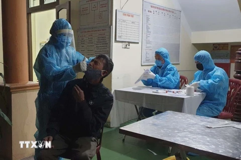 Tổ chức cho người lao động từ tỉnh ngoài trở về Quảng Ninh xét nghiệm
