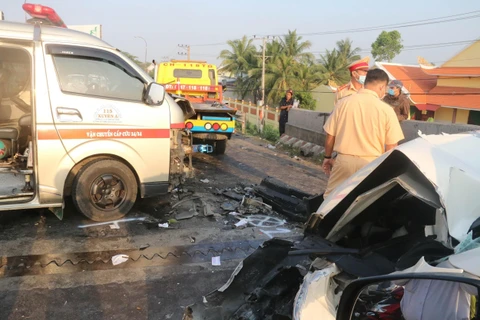 Tai nạn liên hoàn trên cầu Cai Lậy, Tiền Giang. (Ảnh: Minh Trí/TTXVN)