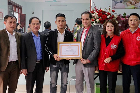 Hội Chữ thập đỏ Việt Nam trao Bằng khen cho 'người hùng' cứu bé 3 tuổi