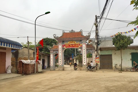 Cổng làng thôn Hoành (Đồng Tâm, Mỹ Đức, Hà Nội) khang trang, sạch đẹp. (Ảnh: Nguyễn Thắng/TTXVN)