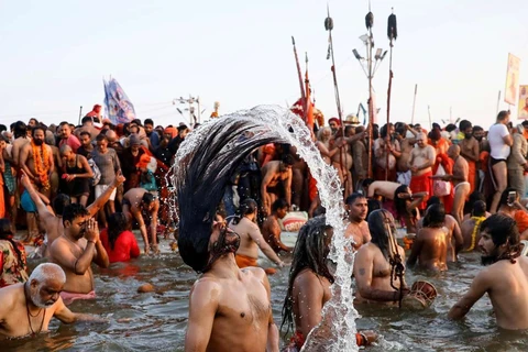 Ấn Độ: Chen chúc trong lễ hội tắm sông Hằng bất chấp dịch COVID-19 