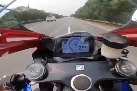 Xử lý nghiêm lái xe máy chạy tốc độ gần 300km/h trên Đại lộ Thăng Long