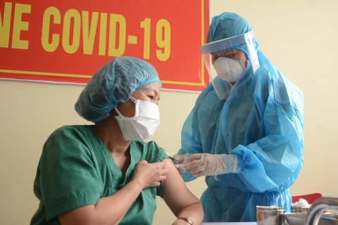 Các nhân viên y tế được tiêm vaccine COVID-19. (Ảnh: Văn Dũng/TTXVN)