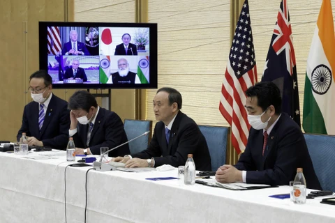 Thủ tướng Nhật Bản Suga Yoshihide Suga (thứ 2 phải) phát biểu tại Hội nghị thượng đỉnh trực tuyến nhóm Bộ Tứ ngày 12/3/2021. (Ảnh: AFP/TTXVN)