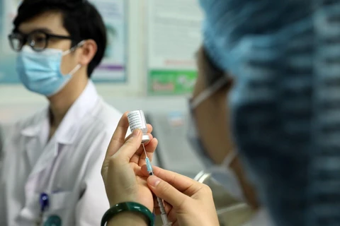 Tiêm vaccine AstraZeneca phòng COVID-19 cho nhân viên y tế Bệnh viện Đa khoa Hà Đông. (Ảnh: Phan Tuấn Anh/TTXVN)