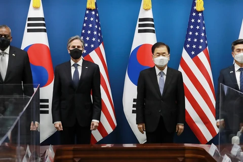 Bộ trưởng Quốc phòng Mỹ Lloyd Austin, Ngoại trưởng Mỹ Antony Blinken, Ngoại trưởng Hàn Quốc Chung Eui-yong và Bộ trưởng Quốc phòng Suh Wook trong cuộc họp báo ngày 18/3. (Ảnh: YONHAP/TTXVN)