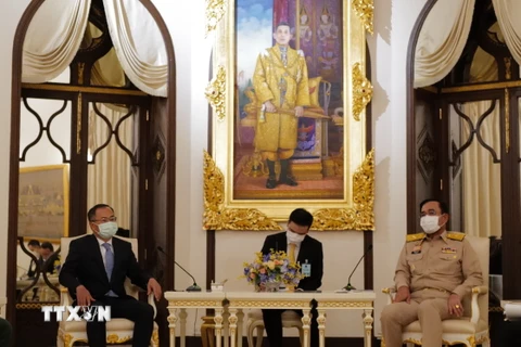 Thủ tướng Prayut Chan-o-cha tiếp Đại sứ Đặc mệnh toàn quyền Việt Nam tại Thái Lan Phan Chí Thành. (Ảnh: Hữu Kiên/TTXVN)