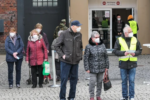 Người dân đeo khẩu trang phòng dịch COVID-19 tại Berlin, Đức. (Ảnh: THX/TTXVN)