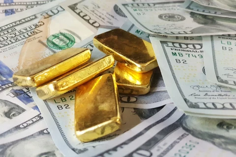 Giá vàng giảm lần đầu tiên trong ba tuần trong bối cảnh đồng USD tăng