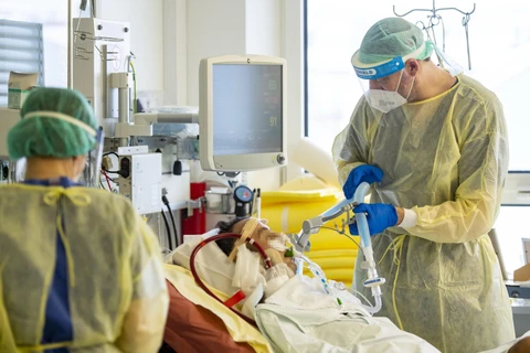 Nhân viên y tế điều trị cho bệnh nhân COVID-19 tại bệnh viện Klinikum Rechts der Isar ở Munich, Đức. (Ảnh: AFP/TTXVN)