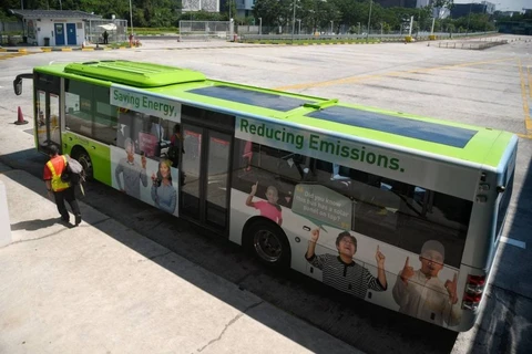 Singapore cho chạy thử nghiệm xe buýt công cộng lắp tấm pin Mặt Trời