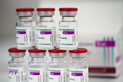 Canada tạm dừng tiêm vaccine của AstraZeneca cho người dưới 55 tuổi