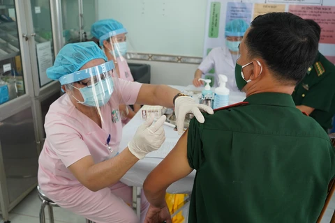 Cán bộ y tế tiến hành tiêm vaccine ngừa COVID-19 cho cán bộ Biên phòng Tây Ninh. (Ảnh: Thanh Tân/TTXVN)