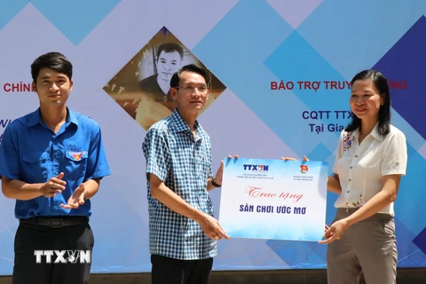 Đại diện Cơ quan thường trú TTXVN tại tỉnh Gia Lai trao tặng Sân chơi ước mơ cho Điểm trường Ja Jip thuộc Trường Tiểu học Trần Quốc Tuấn, xã Chư Drăng, huyện Krông Pa. (Ảnh: TTXVN)