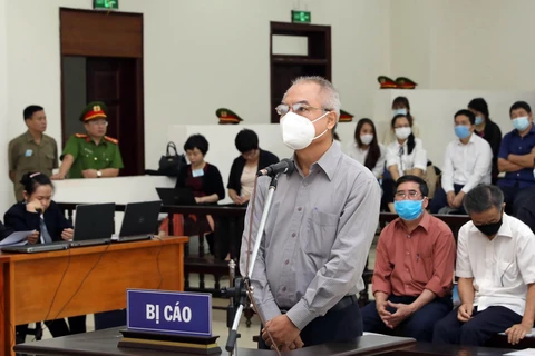 Bị cáo Lê Phú Hưng khai báo tại phiên tòa. (Ảnh: Phạm Kiên/TTXVN)