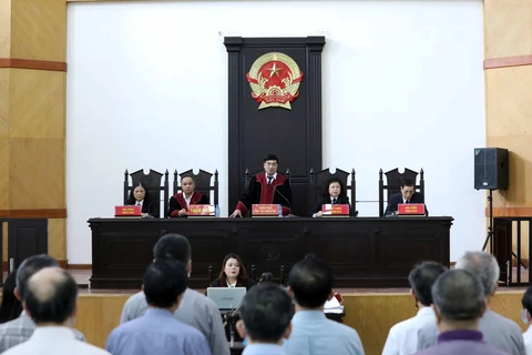 Thẩm phán, Chủ tọa Phiên tòa Phan Huy Cương tuyên án phạt các bị cáo. (Ảnh: Phạm Kiên/TTXVN)
