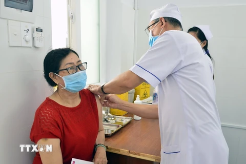 Bệnh viện đa khoa tỉnh Bạc Liêu tiến hành triển khai tiêm vaccine ngừa COVID-19. (Ảnh: Nhật Bình/TTXVN)