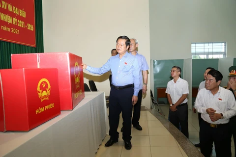 Phó Chủ tịch Quốc hội Đỗ Bá Tỵ kiểm tra công tác chuẩn bị bầu cử tại phường Hiệp Hòa, thành phố Biên Hòa. (Ảnh: Công Phong/TTXVN)