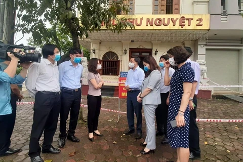 Đoàn công tác Bộ Y tế kiểm tra khu cách ly tại Khách sạn Như Nguyệt 2 ở thành phố Yên Bái. (Ảnh: Việt Dũng/TTXVN)