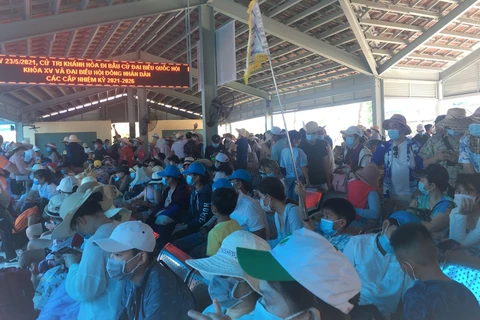Du khách ngồi đông đúc tại nhà chờ bến tàu du lịch Nha Trang sáng 1/5. (Ảnh: Thanh Vân/TTXVN)