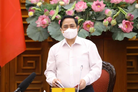 Thủ tướng Phạm Minh Chính chủ trì họp khẩn về phòng, chống COVID-19. (Ảnh: Văn Điệp/TTXVN)