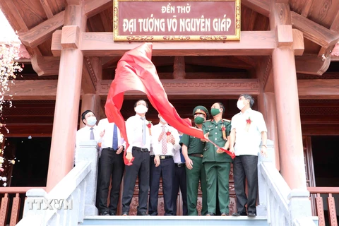 Các đại biểu thực hiện nghi thức khánh thành Đền thờ Đại tướng Võ Nguyên Giáp. (Ảnh: Quang Quyết/TTXVN) 