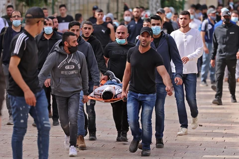 Người biểu tình Palestine bị thương trong cuộc xung đột với cảnh sát Israel. (Ảnh: AFP/TTXVN)