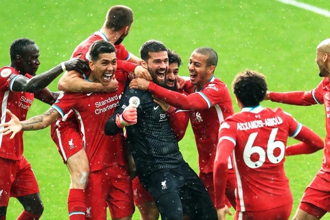 Alisson Becker (áo đen) mang chiến thắng về cho Liverpool. (Nguồn: Getty Images)