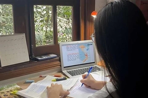 Hà Nội: Học sinh lớp 12 làm bài kiểm tra khảo sát trực tuyến