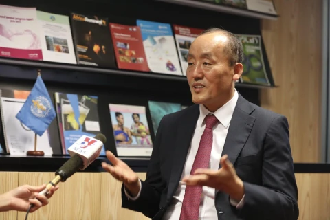 Tiến sỹ Kidong Park, Trưởng Đại diện WHO tại Việt Nam trả lời phỏng vấn của phóng viên Thông tấn xã Việt Nam. (Ảnh: Minh Quyết/TTXVN)