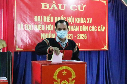 Cử tri bỏ phiếu bầu tại khu vực số 17, buôn Ako Dhông, phường Tân Lợi, thành phố Buôn Ma Thuột, tỉnh Đắk Lắk. (Ảnh: Tuấn Anh/TTXVN)