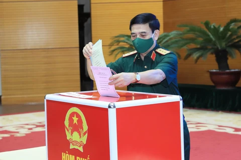 Thượng tướng Phan Văn Giang, Ủy viên Bộ Chính trị, Bộ trưởng Bộ Quốc phòng bỏ phiếu. (Ảnh: Trọng Đức/TTXVN)