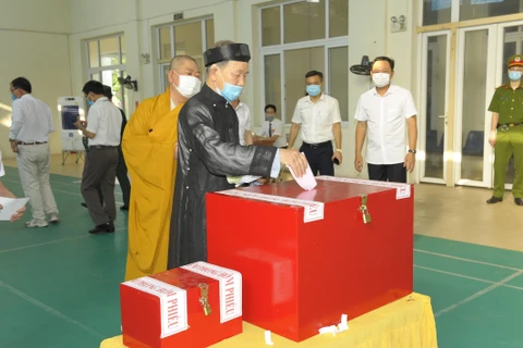 Đại diện chức sắc tôn giáo thực hiện quyền công dân bỏ phiếu bầu cử. (Ảnh Mạnh Khánh/TTXVN)