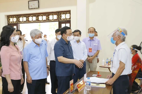 Chủ tịch Quốc hội kiểm tra công tác bầu cử tại Bắc Giang và Bắc Ninh