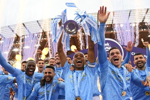 [Video] Manchester City ăn mừng tưng bừng trên bục nhận cúp vô địch