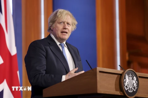 Thủ tướng Anh bác chỉ trích của cựu cố vấn về cách đối phó COVID-19