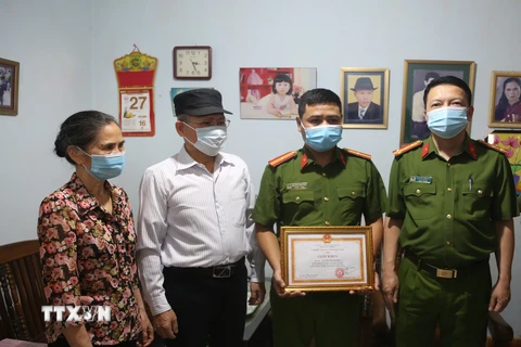 ​Khen thưởng Thiếu tá công an dũng cảm cứu thai phụ có biểu hiện tự tử