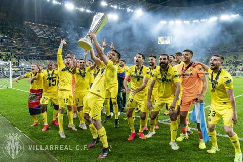 Cầu thủ Villarreal ăn mừng cùng người hâm mộ. (Nguồn: Villarreal)