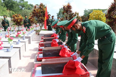 An táng hài cốt 9 liệt sỹ quân tình nguyện, chuyên gia hy sinh tại Lào