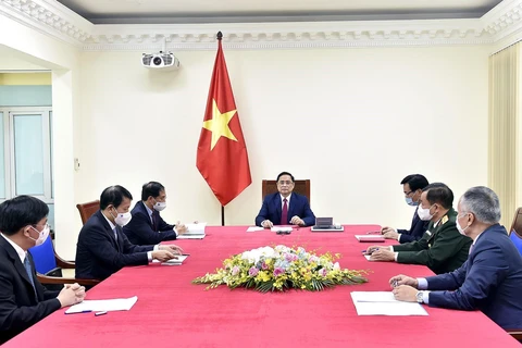 Thủ tướng Phạm Minh Chính điện đàm với Thủ tướng Quốc vụ viện Trung Quốc Lý Khắc Cường. (Ảnh: Dương Giang/TTXVN)