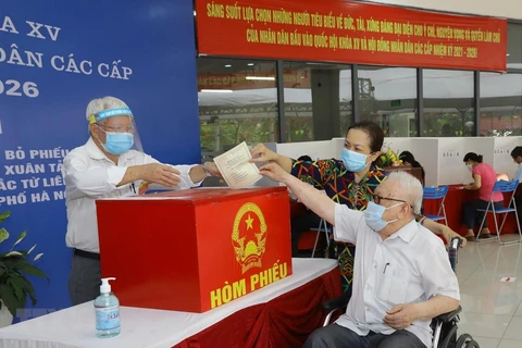 Cử tri phường Xuân Tảo, quận Bắc Từ Liêm, Hà Nội bỏ phiếu tại Khu vực bỏ phiếu số 7. (Ảnh: Nguyễn Điệp/TTXVN)