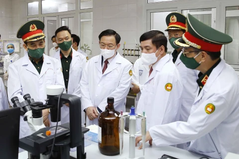 Chủ tịch Quốc hội Vương Đình Huệ thăm, động viên các lực lượng đang thực hiện nhiệm vụ tại Phòng nghiên cứu (Viện Nghiên cứu Y dược học Quân sự, Học viện Quân y). (Ảnh: Doãn Tấn/TTXVN)