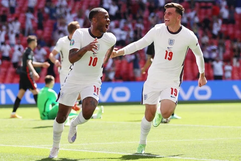 Sterling ăn mừng sau khi ghi bàn cho tuyển Anh. (Nguồn: Reuters)