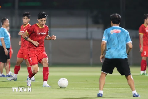 [Photo] Đội tuyển Việt Nam tập buổi cuối cùng trên sân Al Ahli