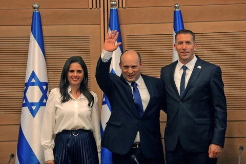 Tân Thủ tướng Israel Naftali Bennett (giữa) trong cuộc họp nội các đầu tiên của Chính phủ mới tại Jerusalem. (Ảnh: AFP/TTXVN)
