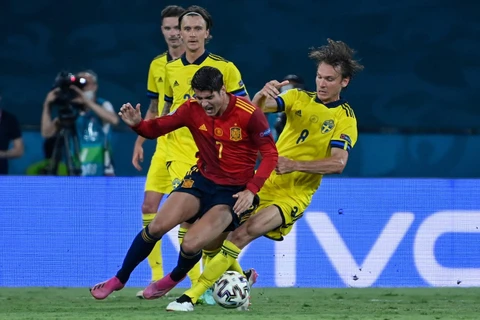 Morata (ào đỏ) thi đấu mờ nhạt trong trận hòa Thụy Điển. (Ảnh: AFP/TTXVN)